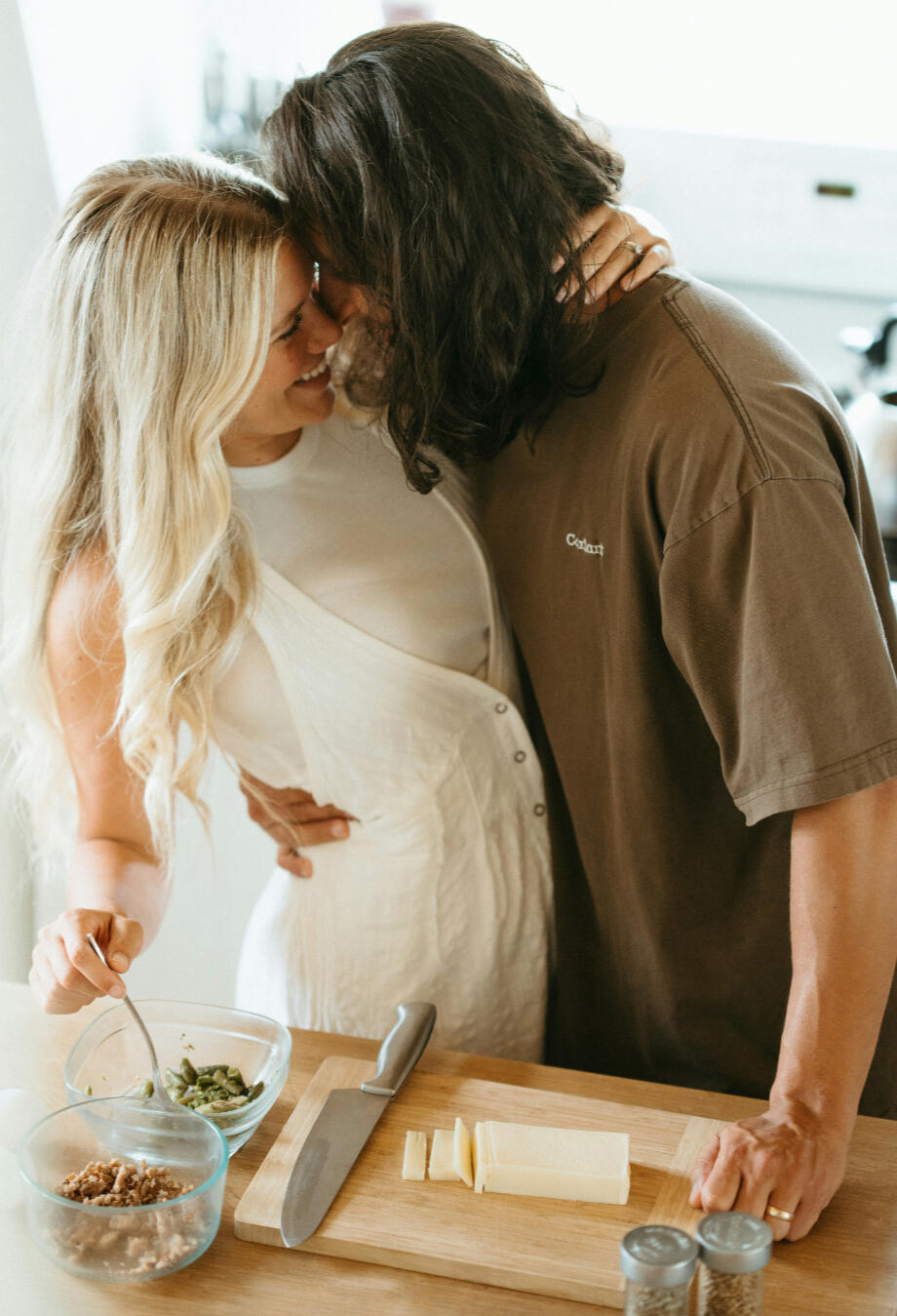 Laga mat ihop – Dejtkortet dejttips hemma Par som lagar mat och håller om varandra, en romantisk hemmadejt från Dejtkortet.