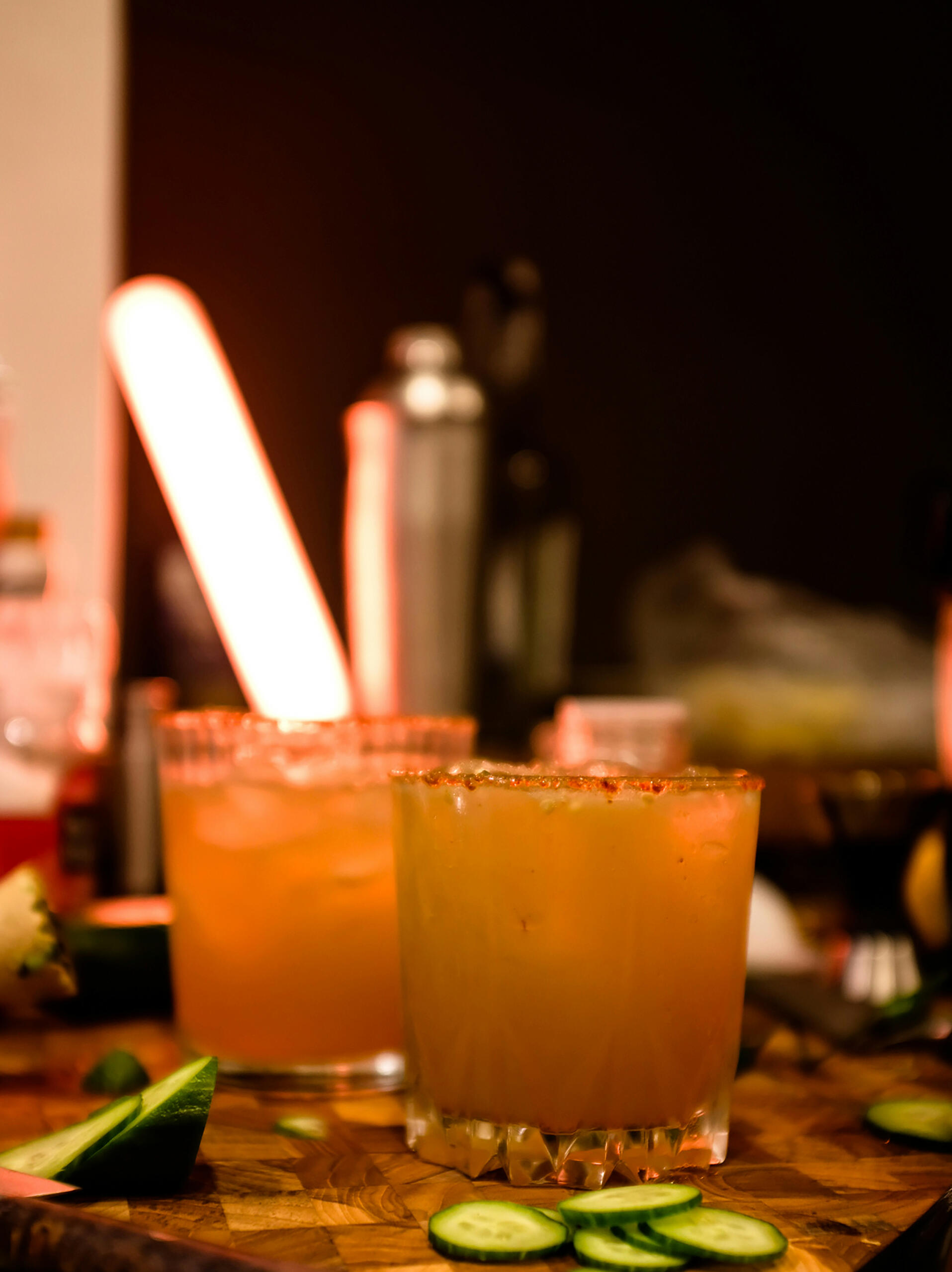 Hemmadejt med drinkar – Dejtkortet Två drinkar redo för en hemmadejt, inspiration från Dejtkortet – en dejt i veckan direkt i inkorgen.