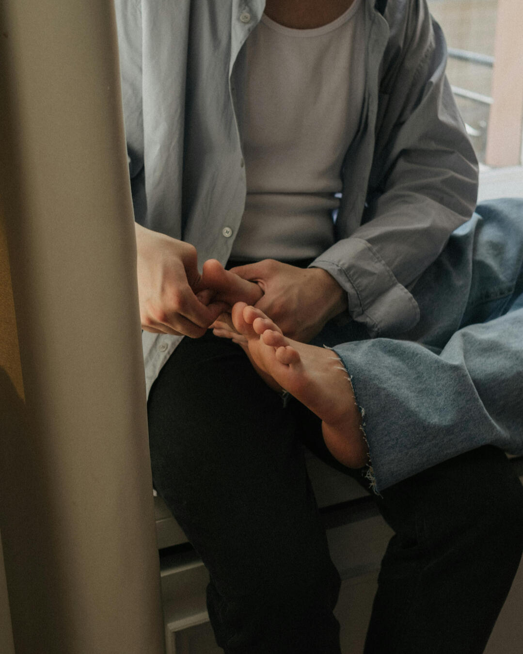 Fotmassage hemma – en dejtkväll med Dejtkortet Ett par där den ena ger den andra fotmassage, exempel på avslappnande dejt från Dejtkortet.